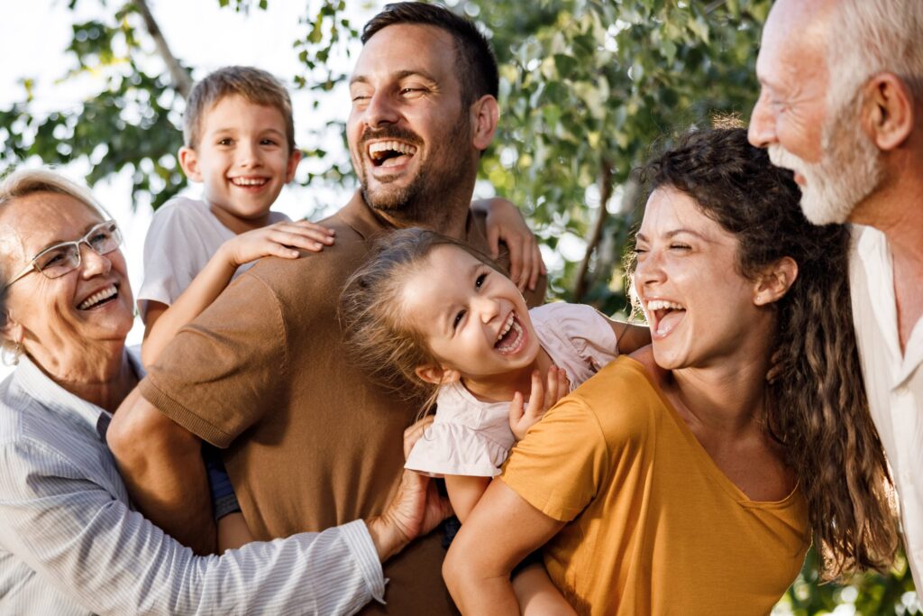 Fröhliche Großfamilie in der Natur
