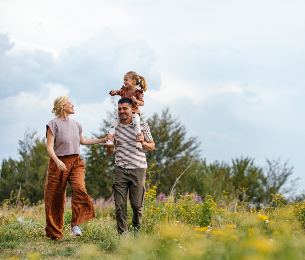 Familie beim Spaziergang in der Natur